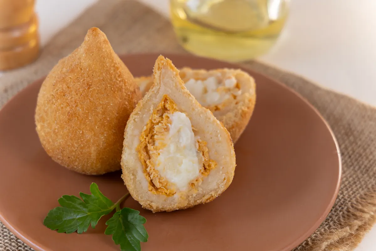 Coxinha Média de Frango com Catupiry