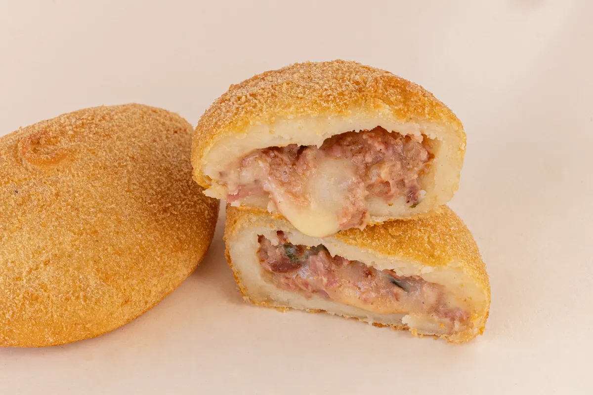 Pastel de Calabresa com Queijo